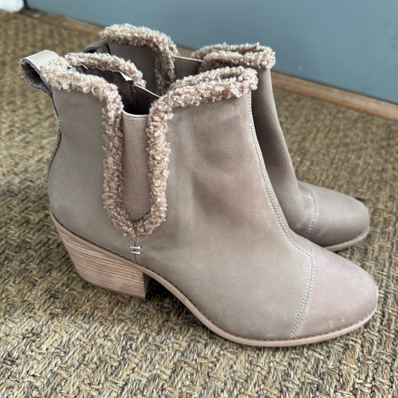 TOMS Taupe Chelsea Boots NWT Sz 12 - Picture 2 of 6